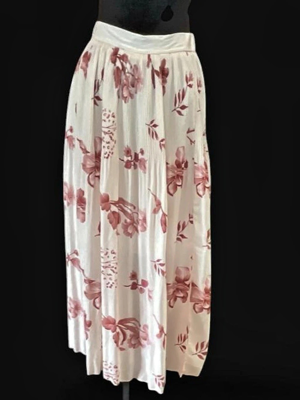 Feminine and flowy, fully lined skirt. XXL by MOTF